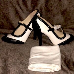Dolche by Moho Maxi Wingtip heels size 6.5